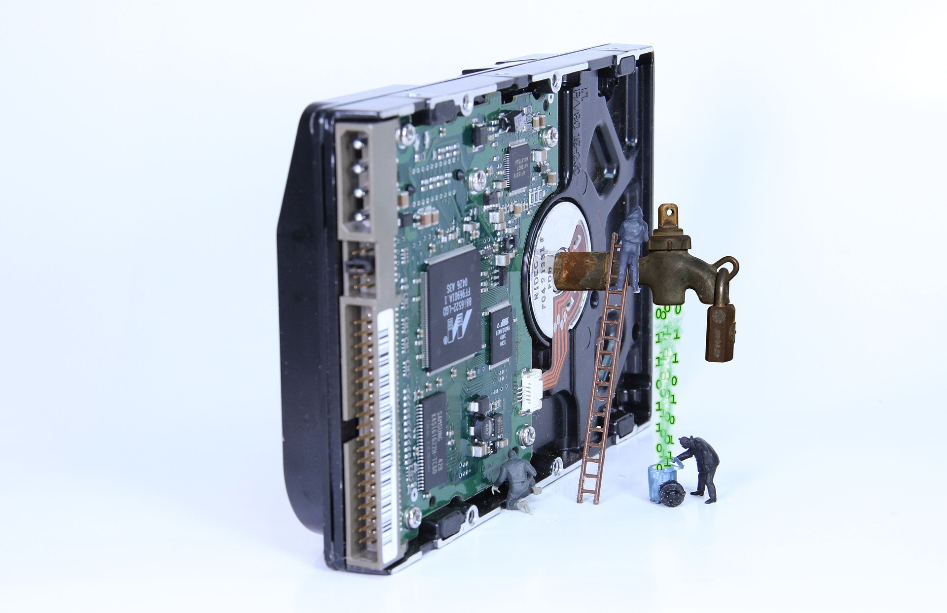 Aufnahme eines Motherboards, das ein Datenleck symbolisiert