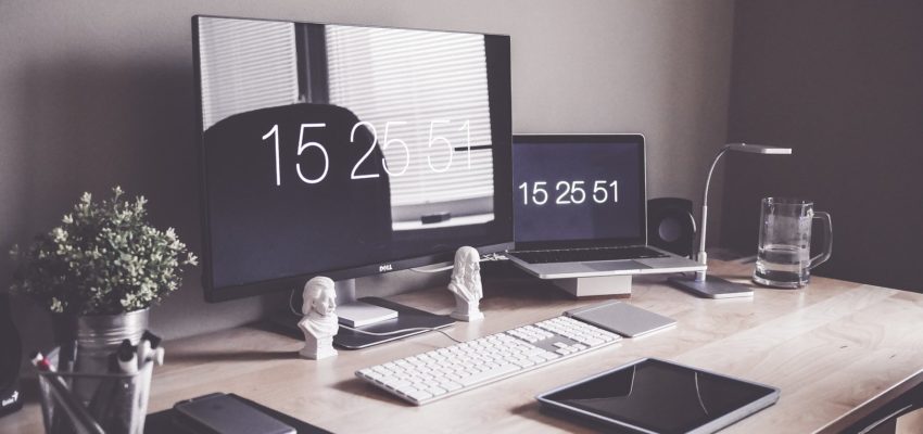 Homeofficeeinrichtung mit einem Computer und einem Laptop