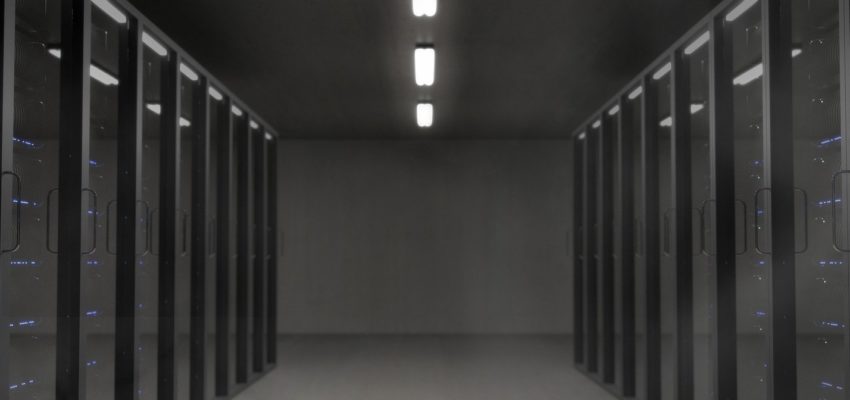 Inneneinsicht eins schwarzen Serverraums