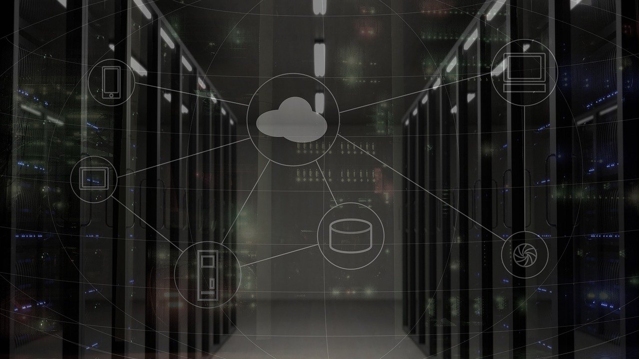 serverraum mit netzwerkkomponenten
